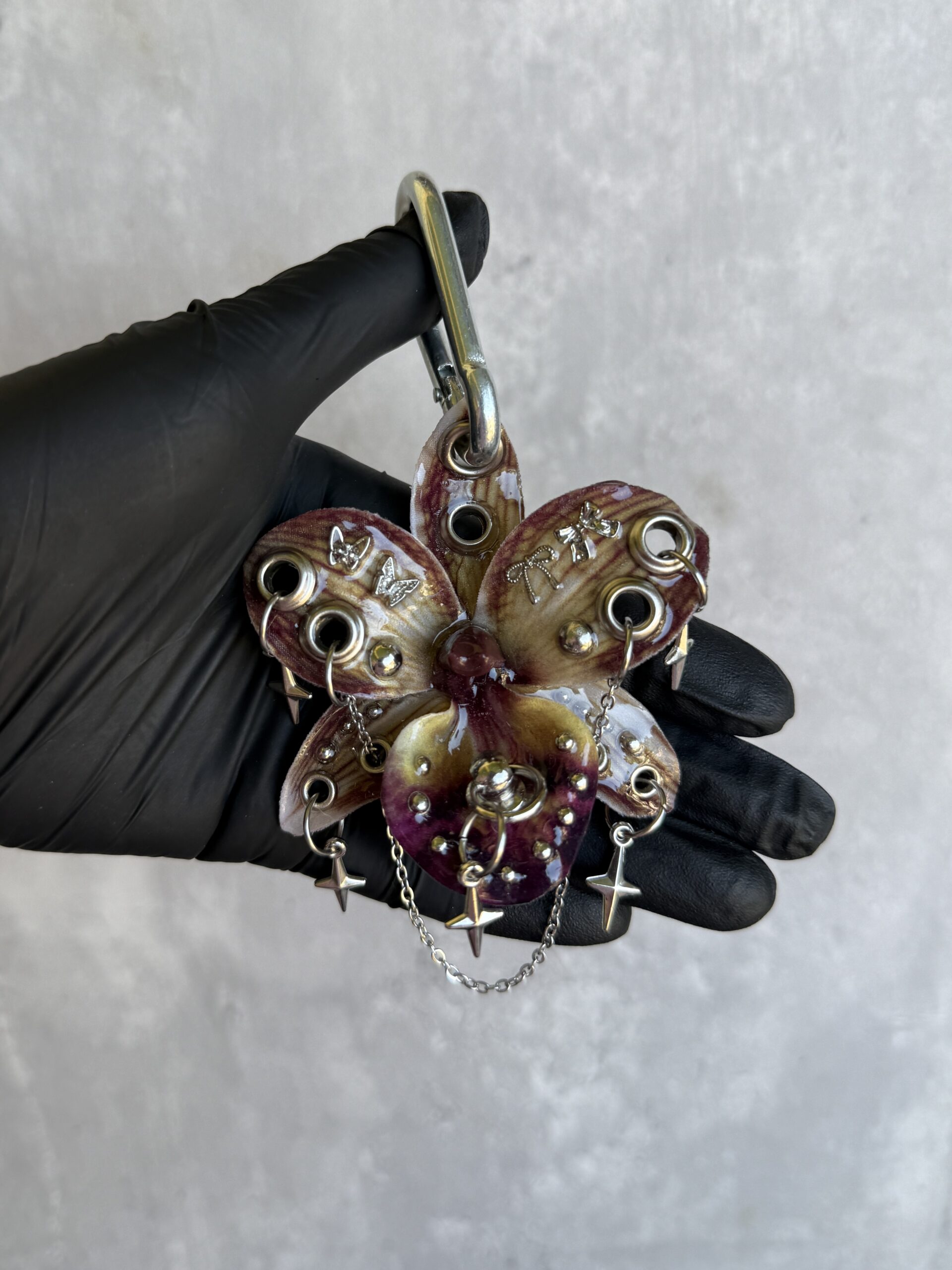 Grunge Fairycore Clip • Burgundy and Gold • Pierced Resin Orchid with Butterflies Bows and Spikes Trinket • Whimsigoth Y2K - Image 3