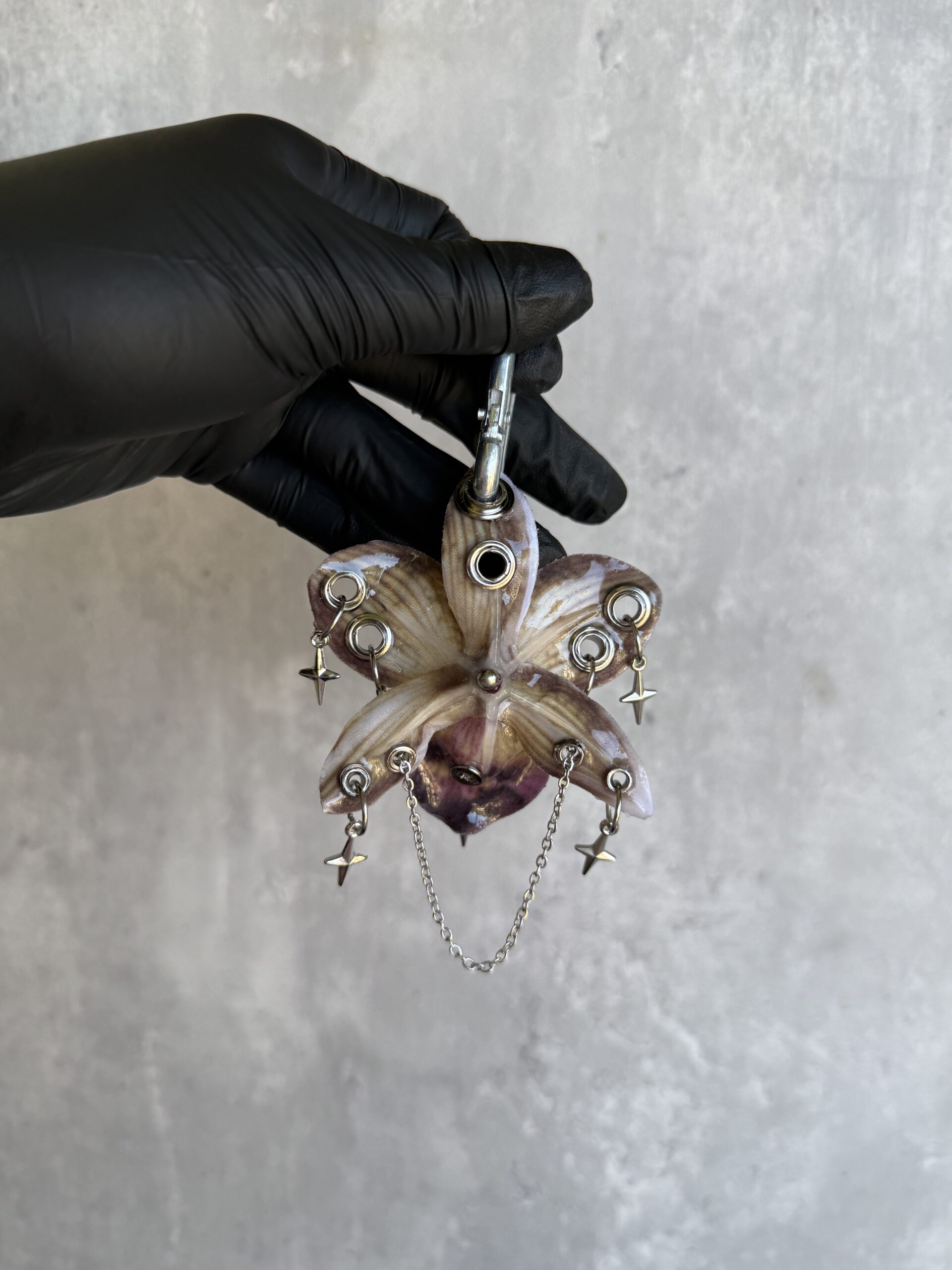Grunge Fairycore Clip • Burgundy and Gold • Pierced Resin Orchid with Butterflies Bows and Spikes Trinket • Whimsigoth Y2K - Image 4